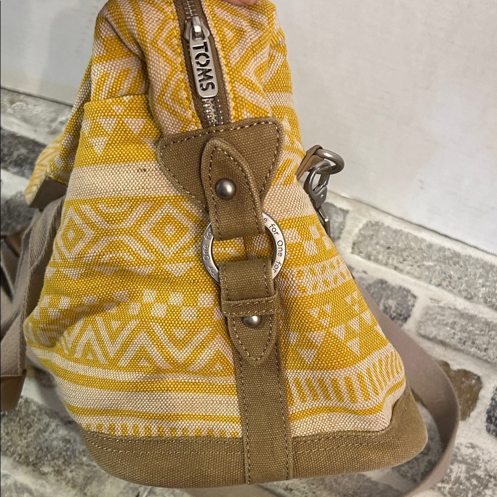 TOMS Weekender Medium Duffel Bag Gold Green Stripes Ikat Pattern Shoulder Strap - Picture 13 of 15
